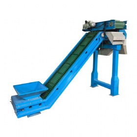 Self unloading iron remover of conveyor belt